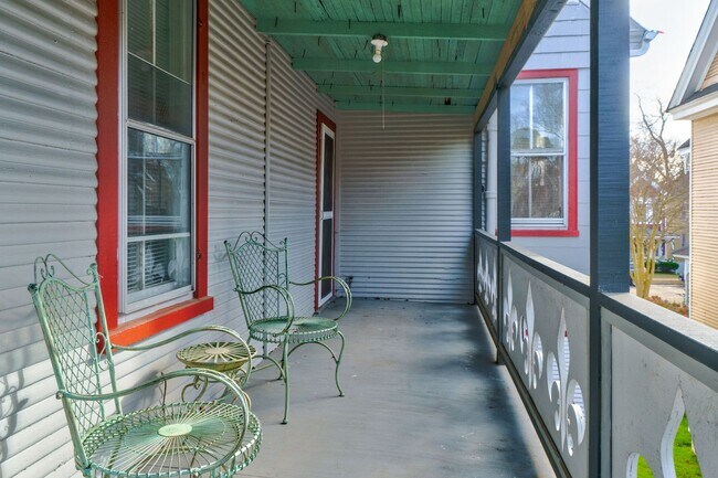 Building Photo - Downtown Smithfield: Beautiful, furnished apartment for rent