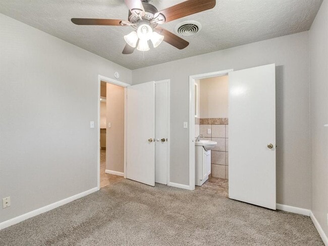 Building Photo - 208 Thompson Dr