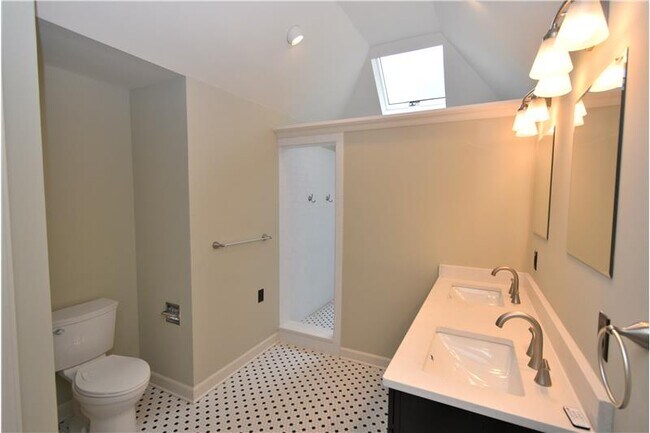 Building Photo - 324A Broad St