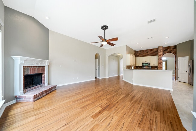 Building Photo - Spacious 4-Bed Luxury Home with Chef’s Kitchen, Fenced Yard, and 3,528 sq ft in Helotes