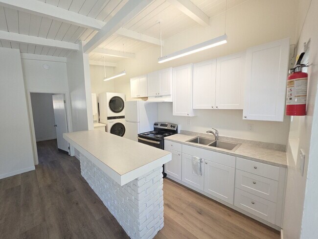 Building Photo - AVAILABLE APRIL - 1 bed, 1 bath renovated units in Atascadero (Santa Margarita)