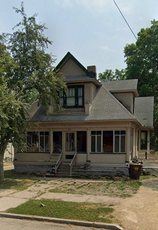 Building Photo - 204 N Division Ave