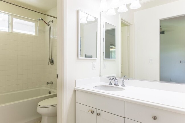 Building Photo - Stunning 4 Bedroom with 3 Bathroom Home in...
