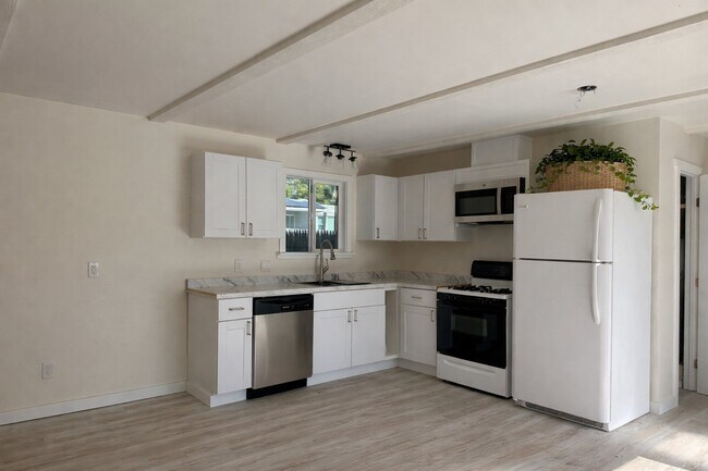 Building Photo - 1300 Oak Ave