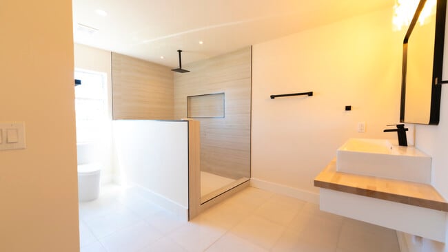 Building Photo - 321 Cornell Dr