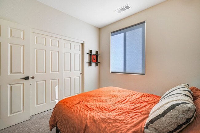 Building Photo - Beautiful 2 story Home for rent in Visalia...