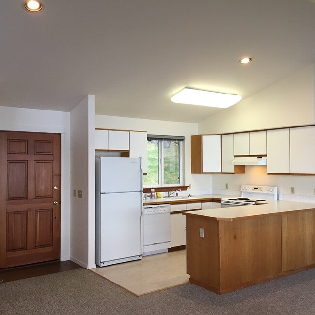 Building Photo - Medium-Low Bank Waterfront Home On Acreage
