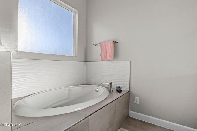 Building Photo - 12300 Desert Heights Ct