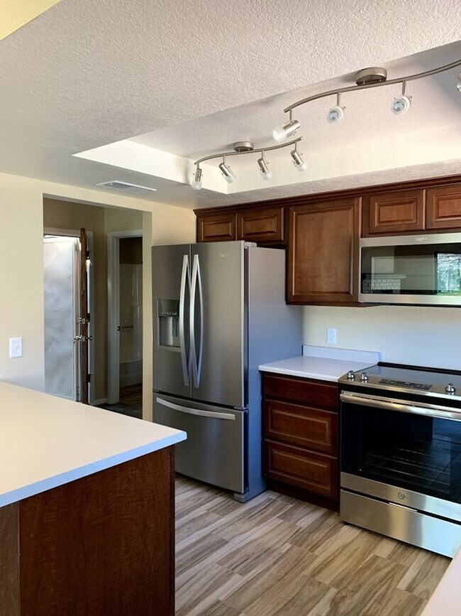 Building Photo - 375 Fairway Oaks Dr