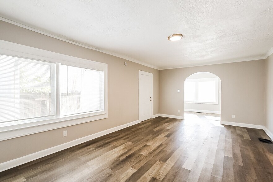 Building Photo - 644 E 34th St