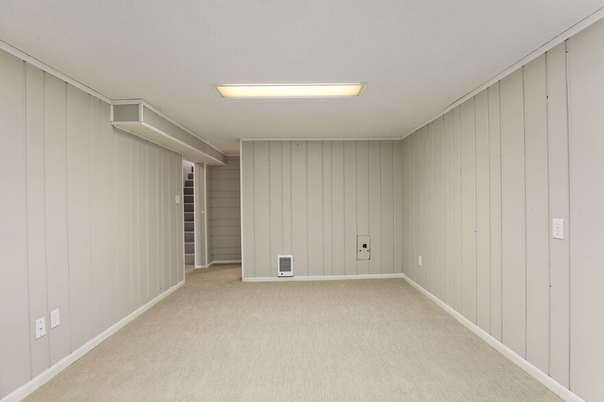 Spacious basement living area - 1395 Taylor Ave W