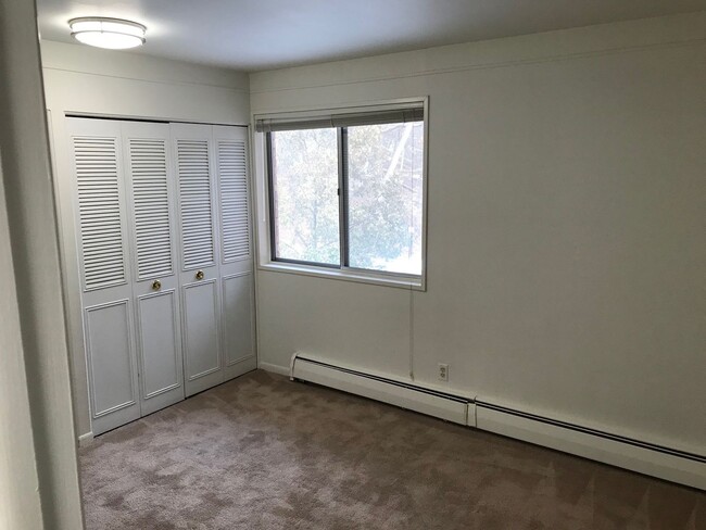 Building Photo - Updated 2 Bedroom Condo in Ann Arbor