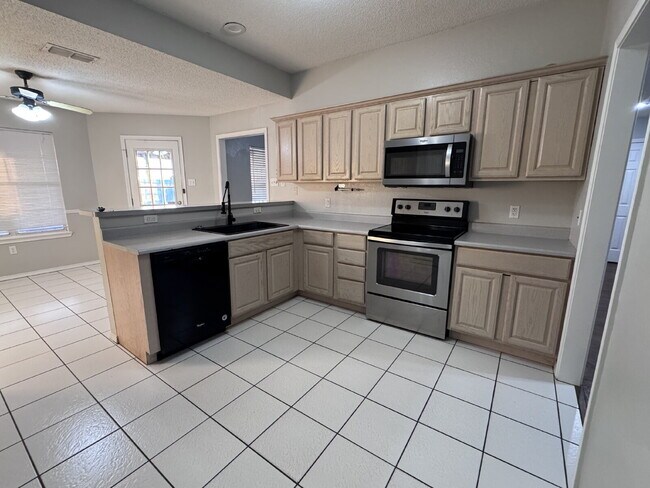 Building Photo - Beautiful Home Outside of City Limits!