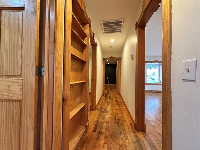 Building Photo - 2833 Kent Dr