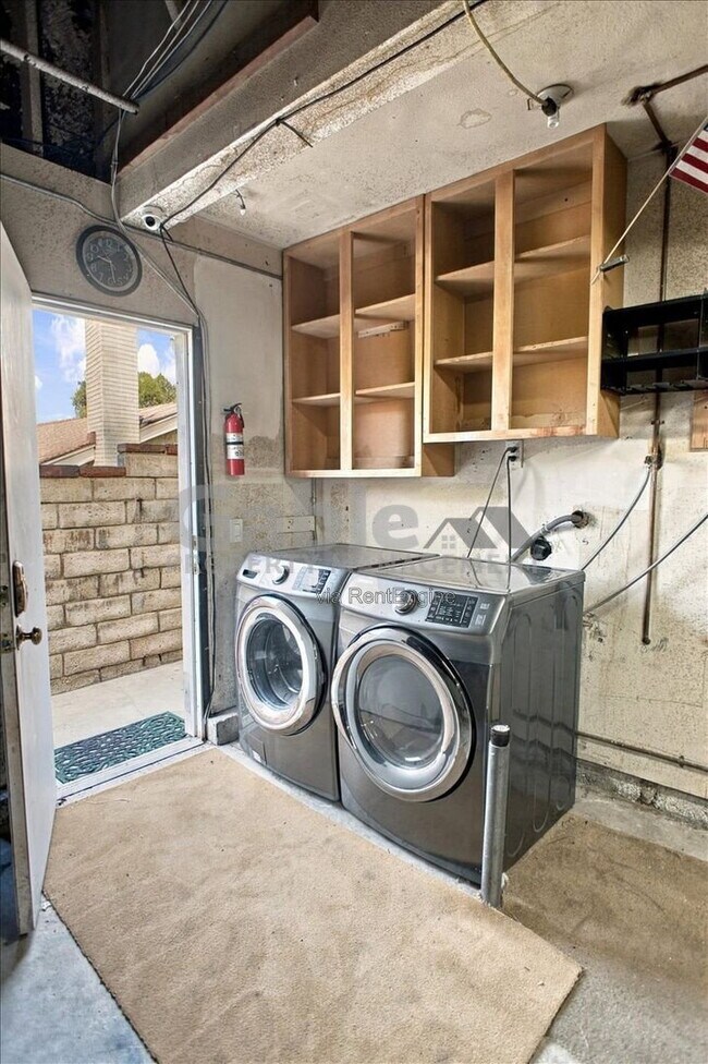 Building Photo - 21748 Grovepark Dr