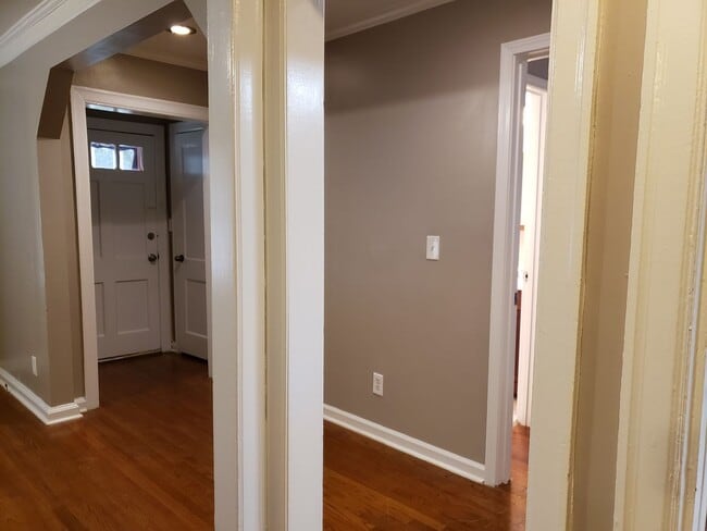 Building Photo - MOVE IN TODAY! Cute 3 bedroom 2 bath locat...