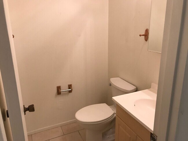 Building Photo - 2200 Pine Hill Pl