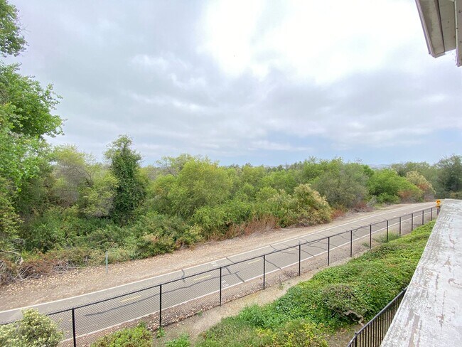 Building Photo - Bright 2 Bedroom Condo in Oceanside!
