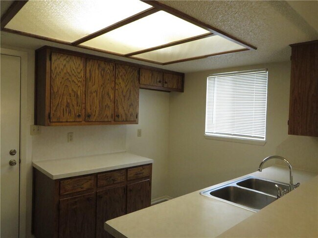 Building Photo - 502 Tanglewood Dr