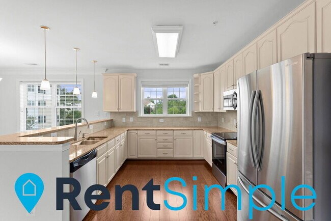 Building Photo - 15221 Royal Crest Dr