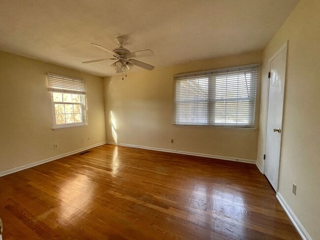 Building Photo - Darling Townhouse in Willow Terrace - ready for you to move in!