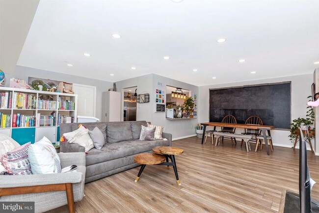 Building Photo - 703 Mountainview Dr