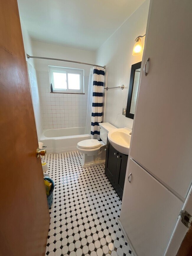 Building Photo - Unique 2 BR 1 BA in Upper Arlington