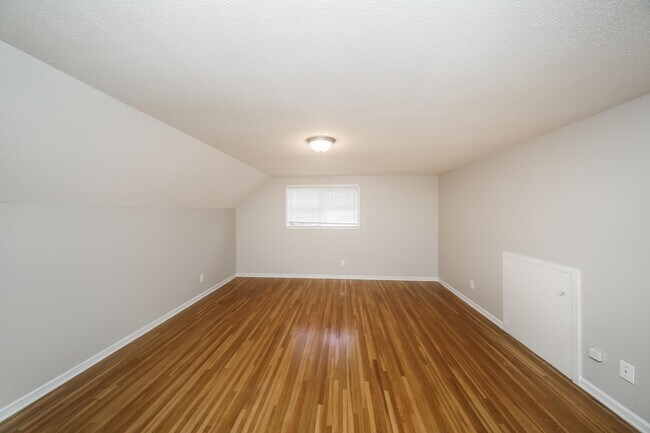 Building Photo - 4346 Gardenview Dr