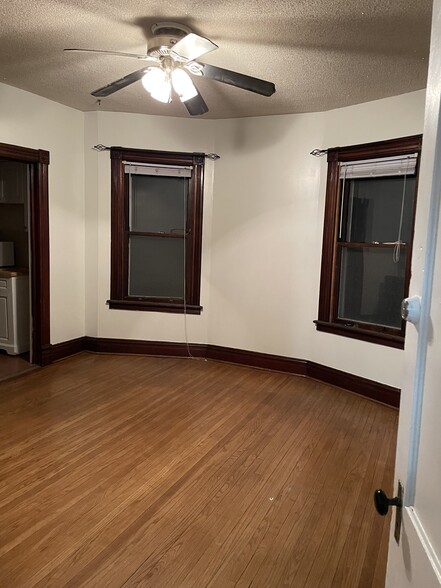 Dining room empty - 427 Baynes St