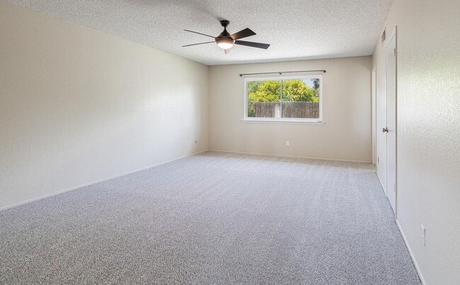 Building Photo - Charming 3-Bedroom Home with Beautifully U...
