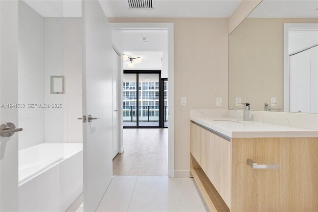 Building Photo - 9901 W Bay Harbor Dr