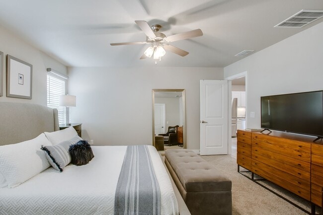 Building Photo - Available Now! 3/2/2 in Bell Farms!