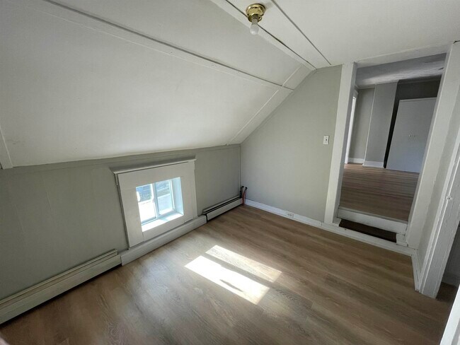 Building Photo - 52 Chestnut Ave