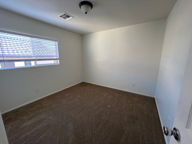 Building Photo - 3 Bedroom / 2.5 Bath Southwest Home