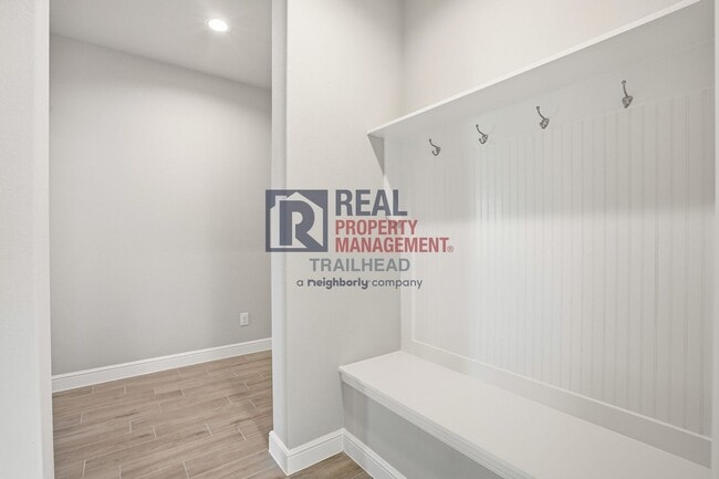 Building Photo - Spacious 4 Bedroom Home with Functional Layout