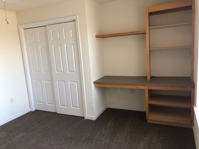 Building Photo - 2 Bedroom Renovated Hart's Cove Apartment!