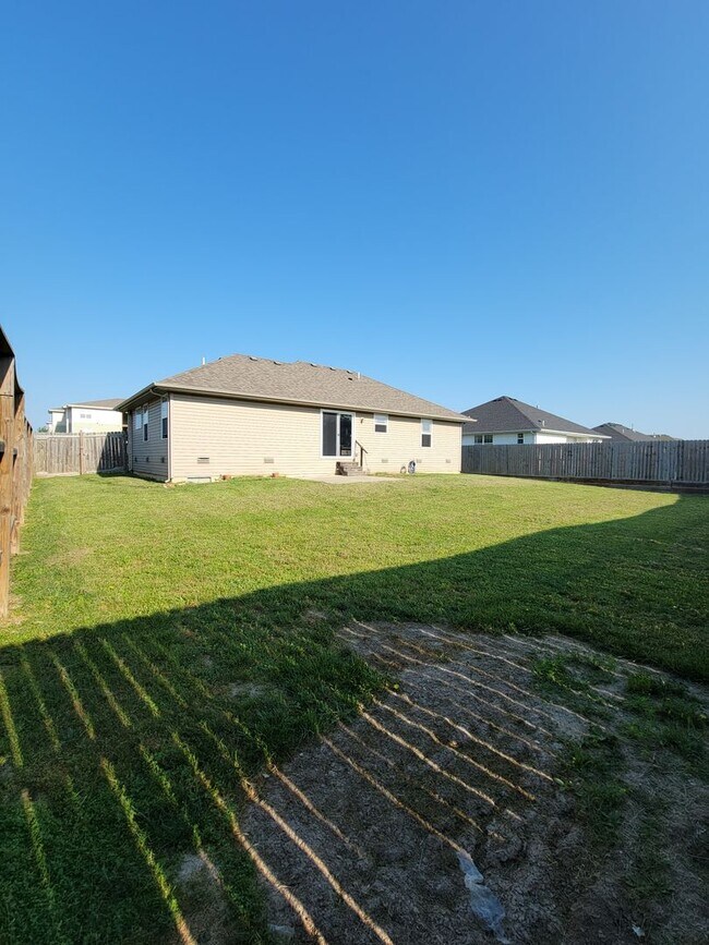 Building Photo - Beautiful & Spacious 3 Bedroom, 2 Bathroom...