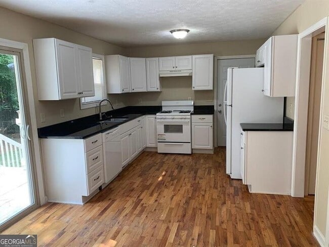 Building Photo - 768 Emerald Forest Cir SW