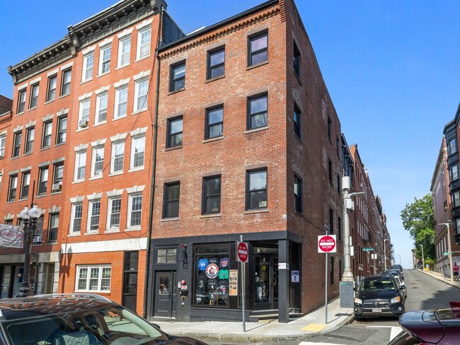 Building Photo - Renovated 2 Bed in the Heart of the North End | In-Unit Laundry | Pet Friendly | 9/1