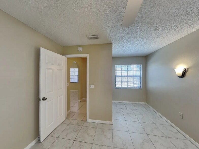 Building Photo - 902 Sunshine Way SW