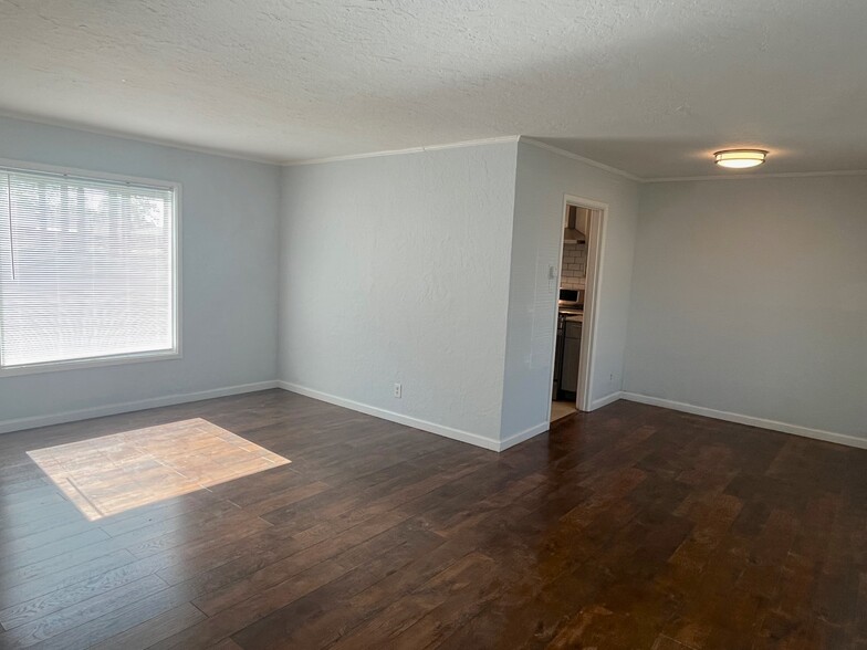 Living / Dining - 10051 Bernhardt Dr