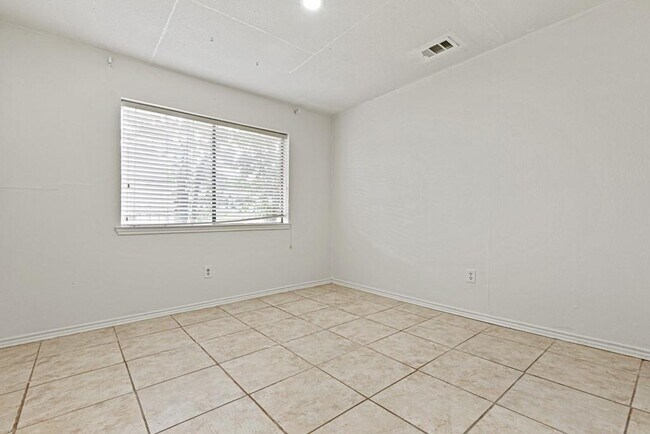 Building Photo - 8814 Pine Forest Dr