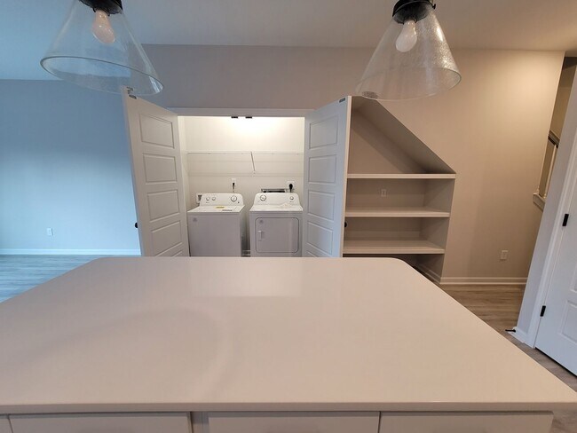 Building Photo - Modern townhome in beautiful Mallory Creek Subdivision