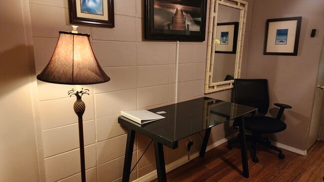 Building Photo - Fully-Furnished One Bedroom in Waikiki