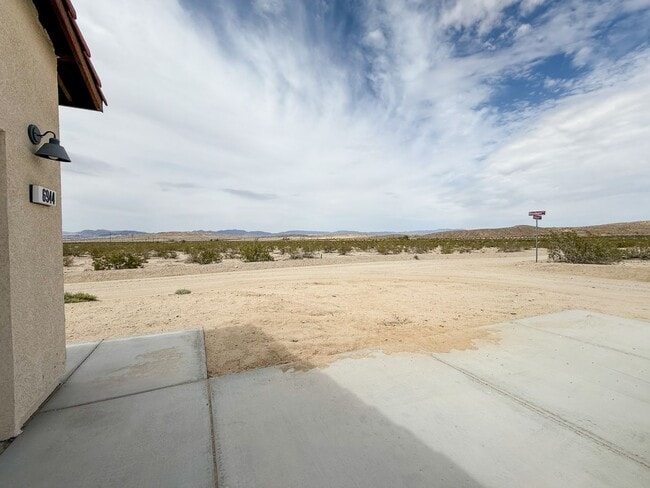 Building Photo - 29 Palms Home with Solar