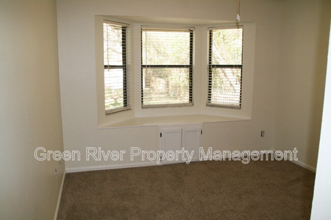 Building Photo - 6106 Pine Ave