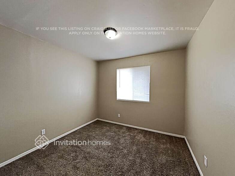 Building Photo - 700 E Quail Ave