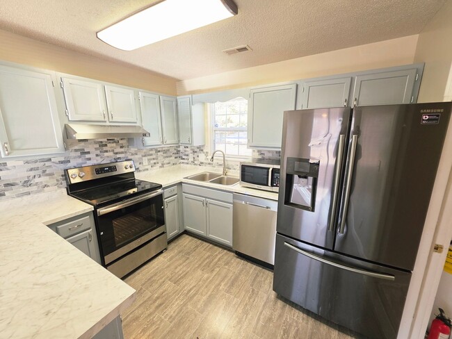 Building Photo - 4 Bedroom 2 BA Horse Creek Farms