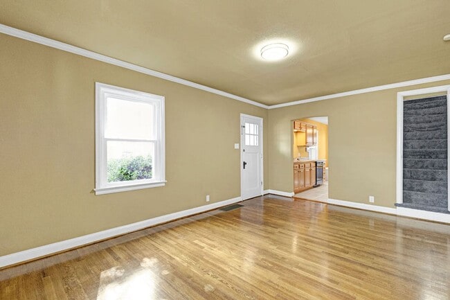 Building Photo - 3BR Cottage with Large Backyard, Garage and a Basement!
