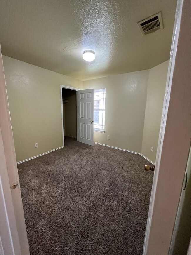 Building Photo - 3 Bedroom 2 bath NEAR TESLA!